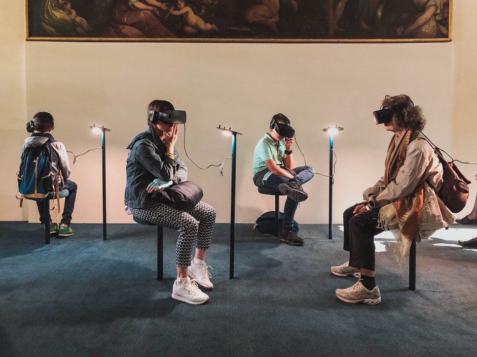 Le bureau connecté : l'avenir de l'espace de travail - Virtual Reality exhibition - Bob! Desk, logiciel de maintenance, GMAO, logiciel SAAS